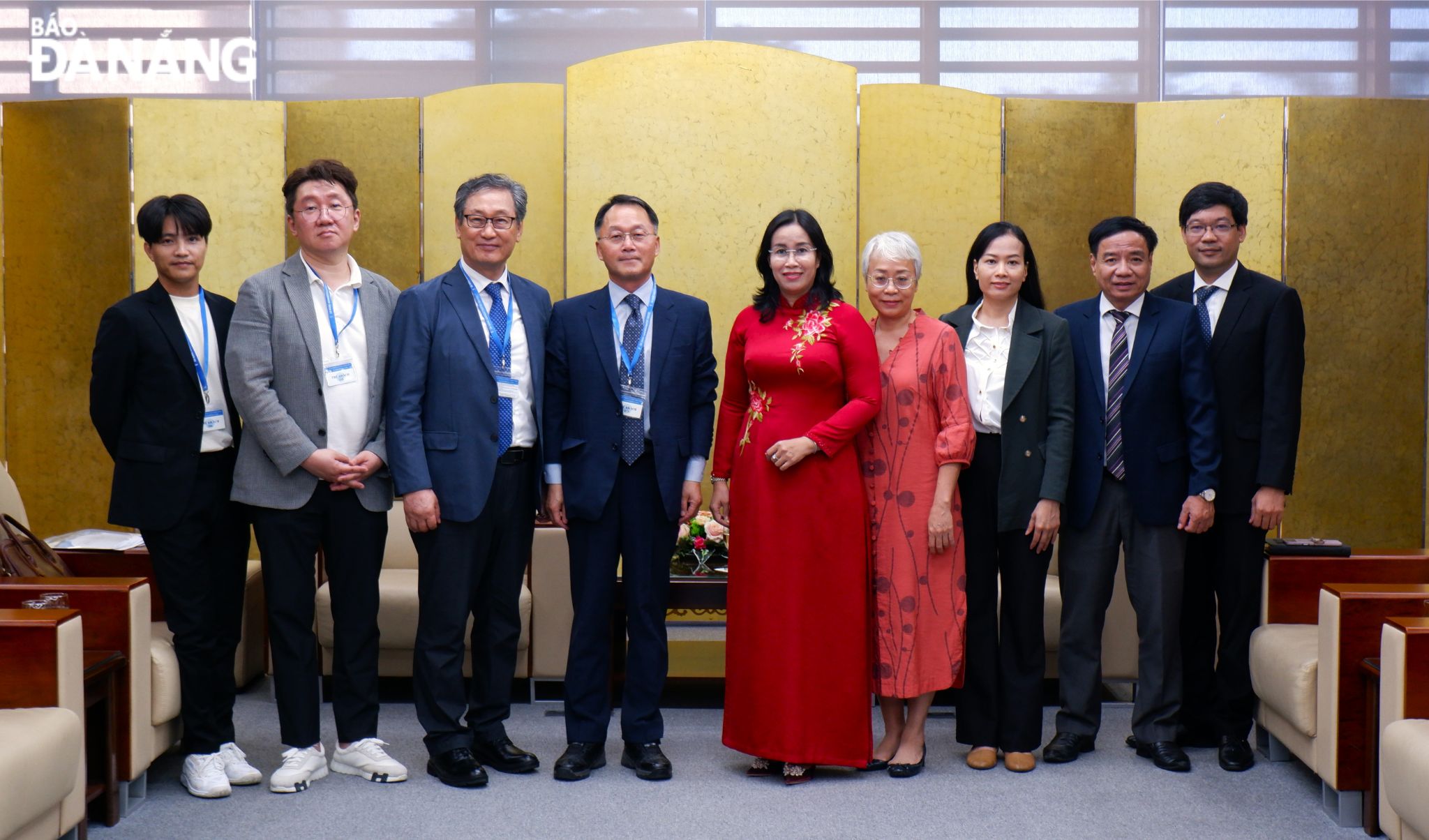 Vice Chairwoman of the Da Nang People's Committee Nguyen Thi Anh Thi (5th, right), Vice Chairman of the Naju Council Kim Kwan Yong (4th, left), and representatives of the two localities taking a souvenir photo. Photo: T.P