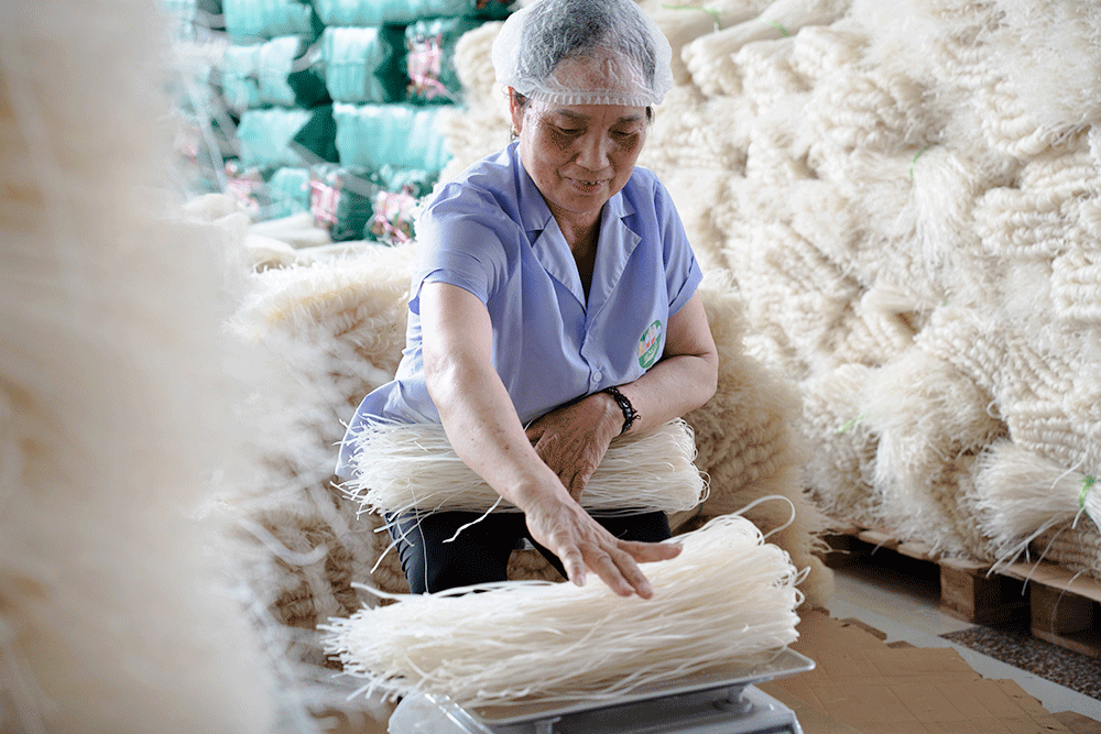 Sau đó, bún được đóng gói thành từng bó khoảng 1 kg, bảo quản nơi khô ráo, thoáng mát.	