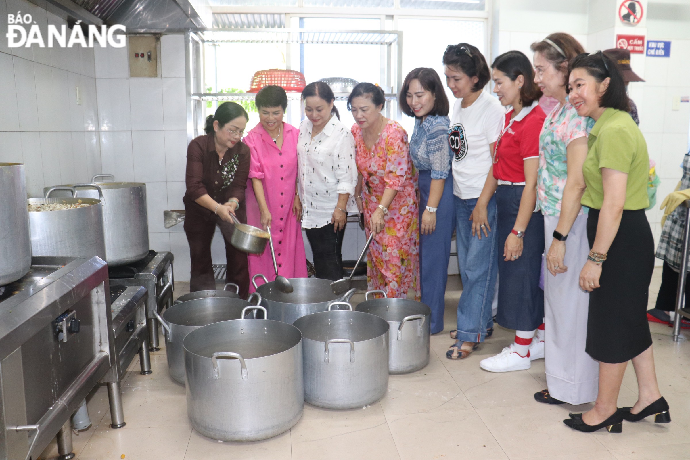 Ngoài nấu cháo cho bệnh nhân nghèo, Hiệp hội Nữ doanh nhân thành phố còn tổ chức nhiều hoạt động ý nghĩa hướng về người dân có hoàn cảnh khó khăn. ẢNH: K.N