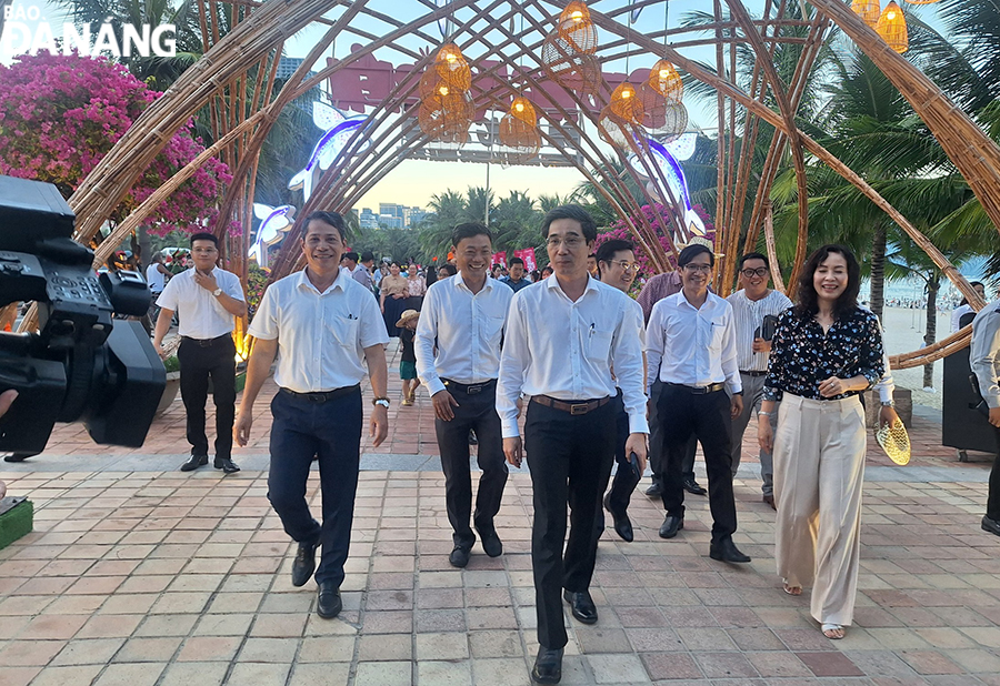  The city leaders visit the Da Nang Beach Flower Street area. Photo: THU HA