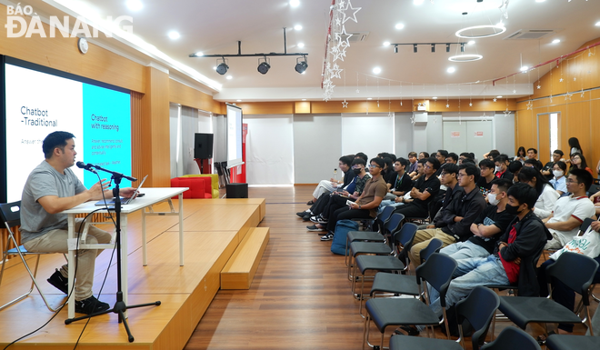 Many sharing sessions from Google experts are included in the Google I/O Extended Mien Trung 2024. Photo: M.Q