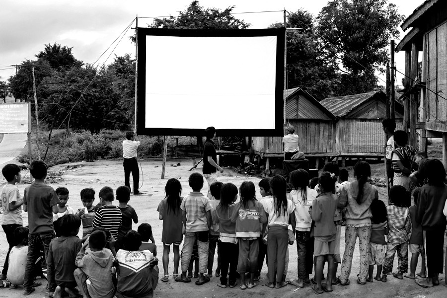 The memories of film narration for Mrs. Yen and Mrs. Van are always associated with the mobile film screenings of the Da Nang Film Distribution and Screening Company. (Historical photo)