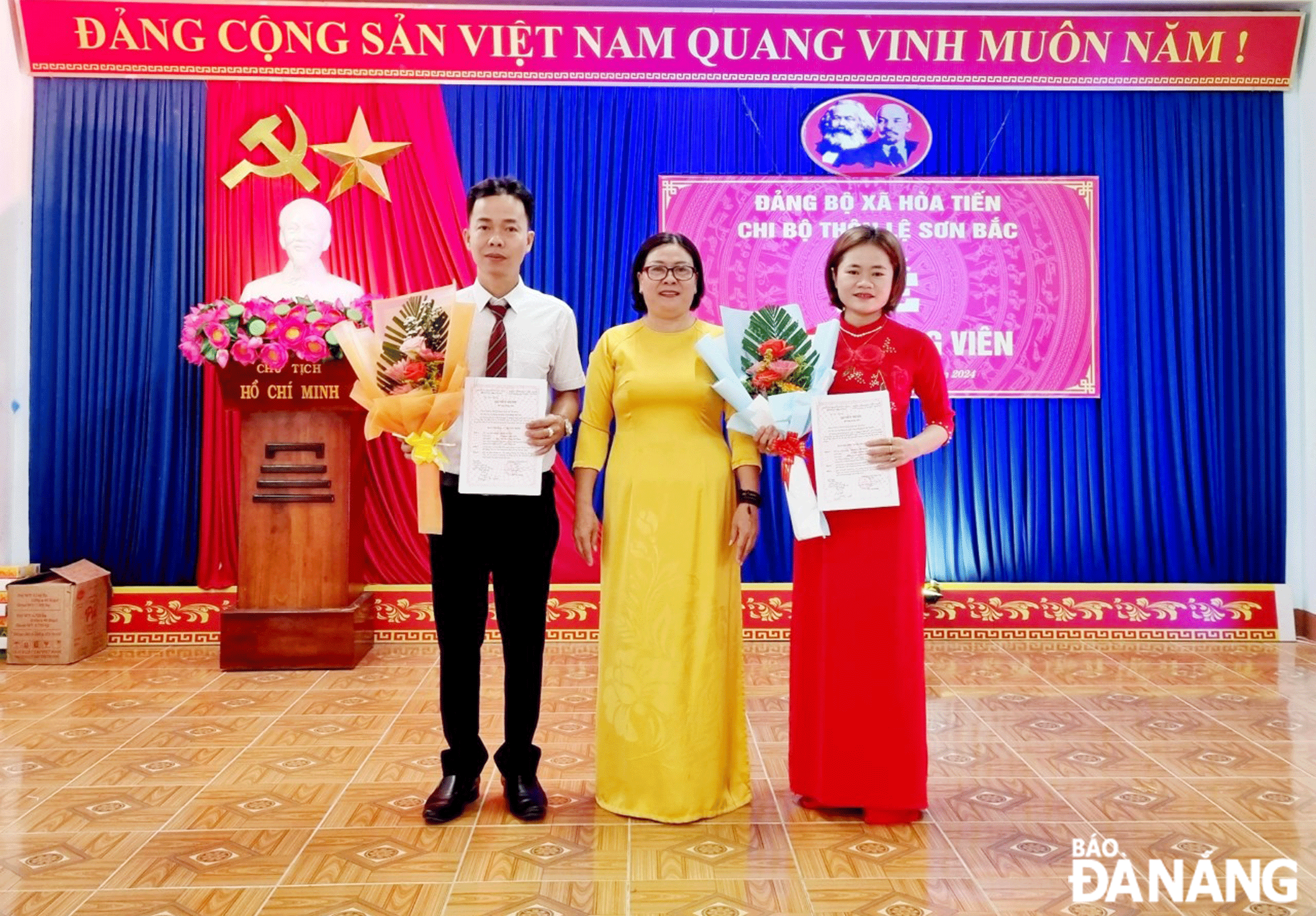 Anh Đặng Văn Lộc (bên trái) là một trong những hội viên nông dân tiêu biểu của xã Hòa Tiến (huyện Hòa Vang) được kết nạp Đảng vào tháng 2-2024. Ảnh: V.L	