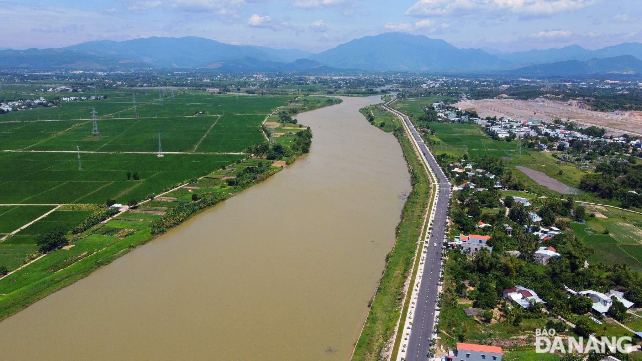 The Tuyen Son - Tuy Loan riverside route was inaugurated on the occasion of the 48th anniversary of Liberation of the South and National Reunification Day (April 30, 1975 - April 30, 2023). Photo: XUAN SON