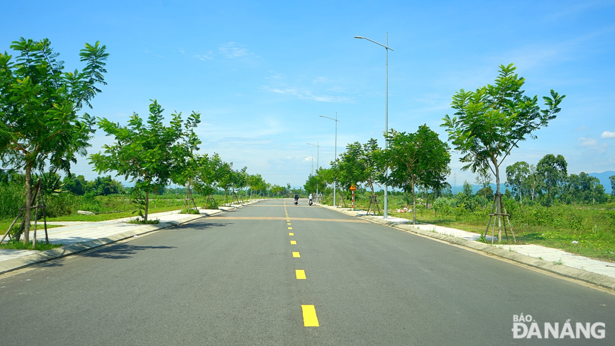 The route runs along the banks of Cam Le River through the areas of Hoa Tho Dong and Hoa Tho Tay wards in Cam Le District, and Hoa Chau and Hoa Nhon communes in Hoa Vang District. Photo: XUAN SON