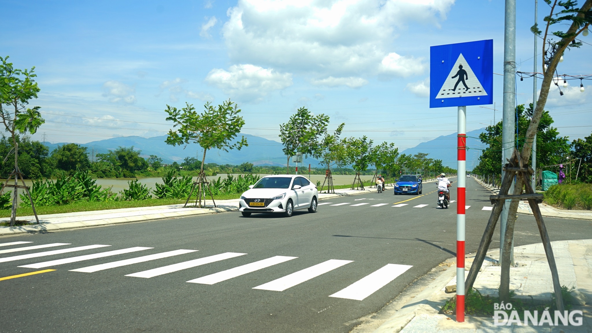 The system of traffic signs, road markings, lighting and trees have been completed, ensuring traffic safety and beauty of the route. Photo: XUAN SON