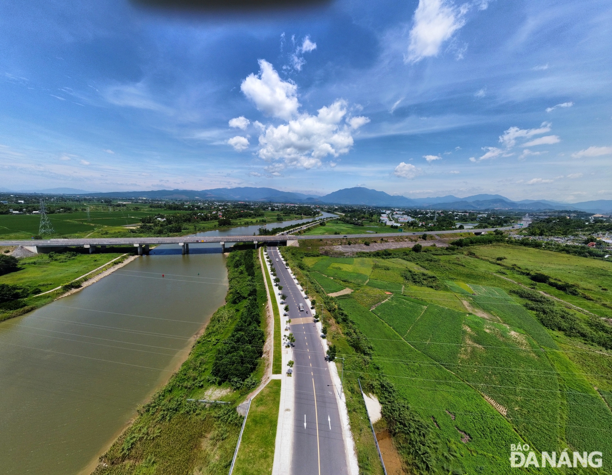 The route contributes to expanding the boundary of the city centre, creating cityscapes and landscapes along the river, thereby contributing to improving the quality of life and spiritual culture of local people. Photo: XUAN SON