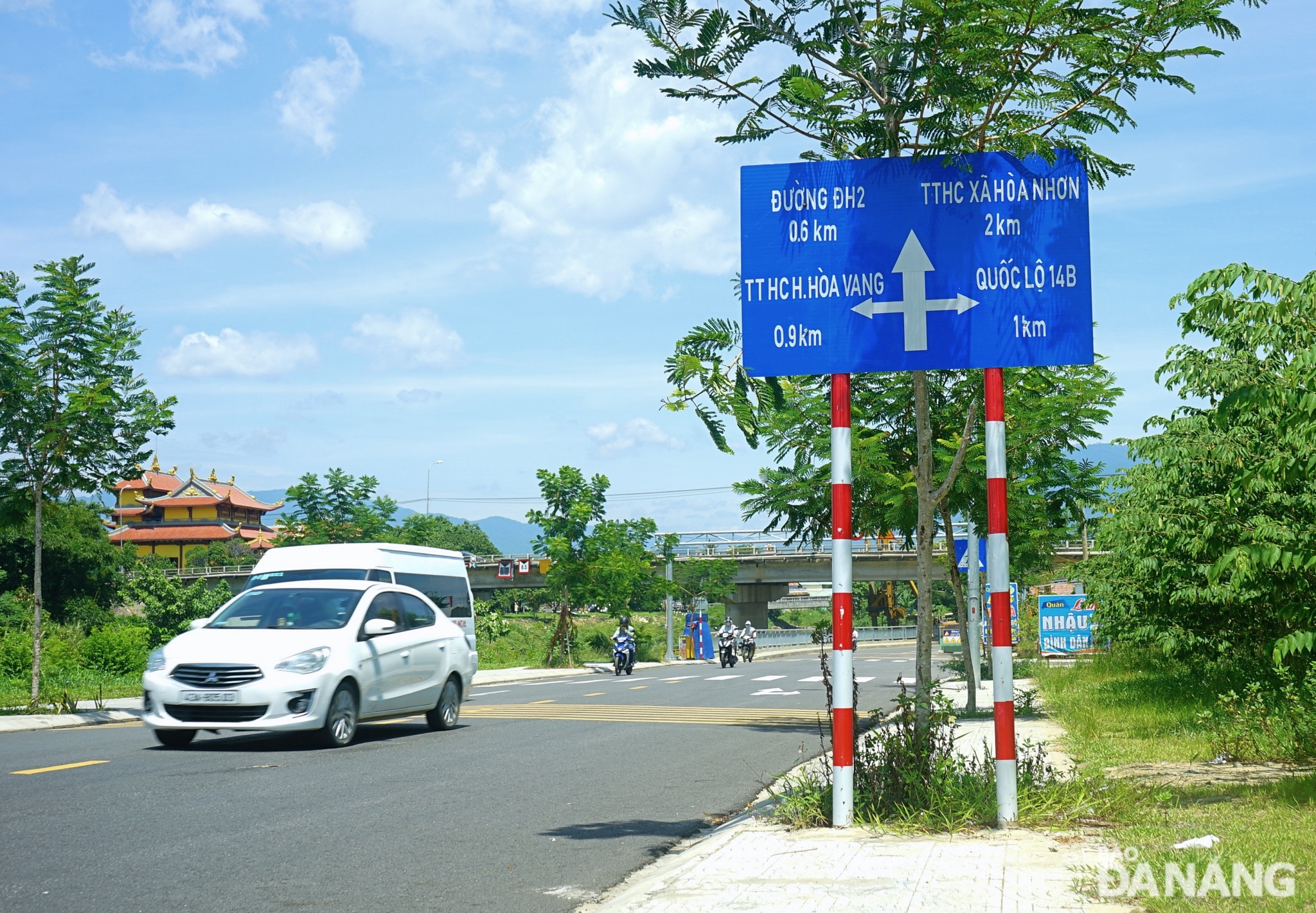 The Tuyen Son - Tuy Loan riverside road helps reduce the traffic overload on Cach Mang Thang Tam Street and the National Highway 14B, and connect the city centre with Hoa Vang District, thereby creating a new impetus to promote the city’s socio-economic development. Photo: XUAN SON