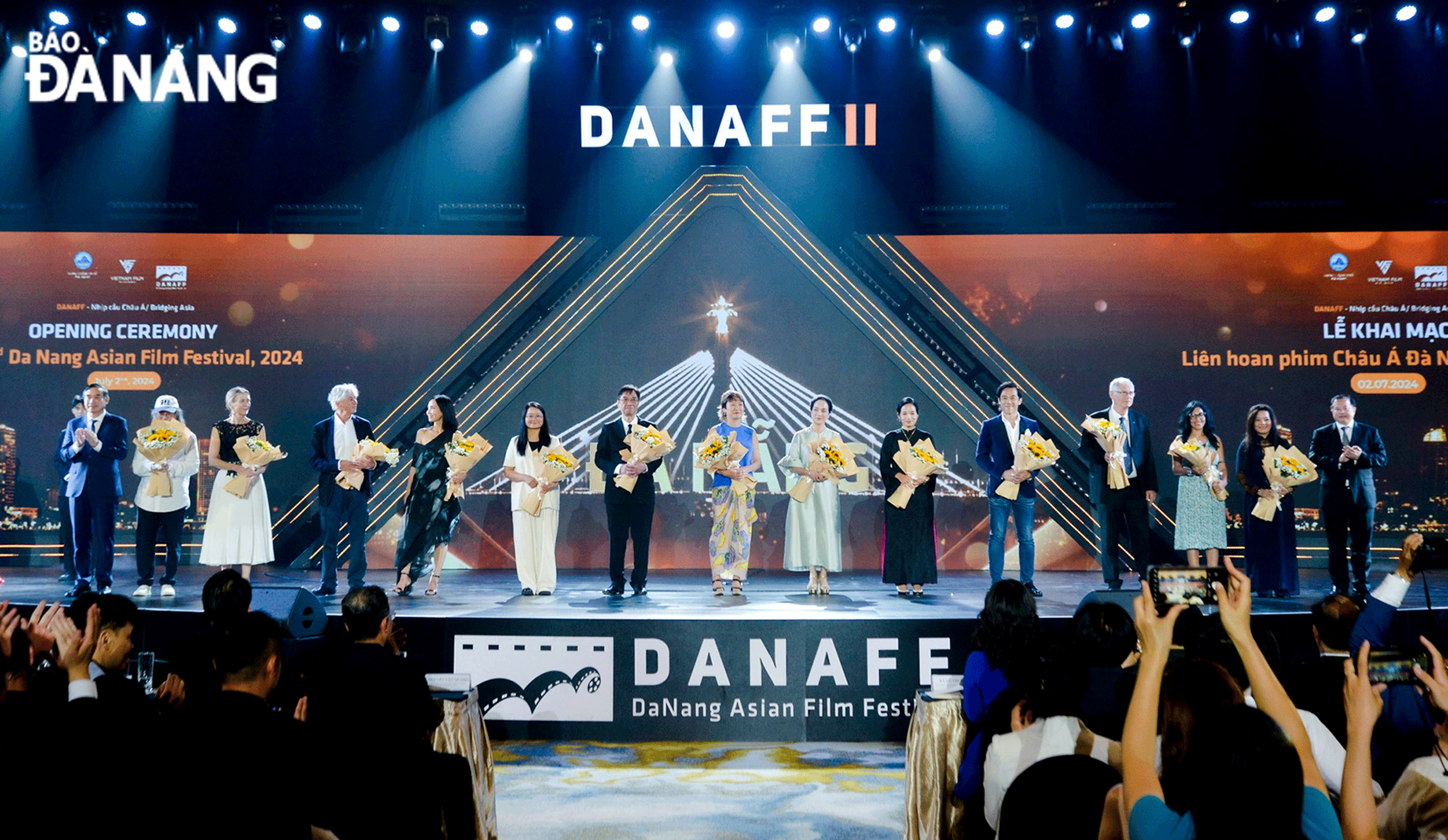 The Da Nang leaders present flowers to the jury at the DANAFF II. Photo: X.D