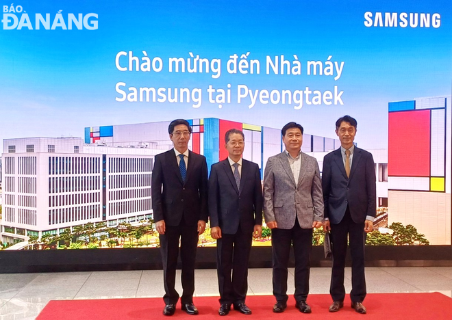 Lãnh đạo thành phố chụp hình lưu niệm tại Nhà máy sản xuất bán dẫn của Samsung Electronics tại thành phố Pyeongtaek.