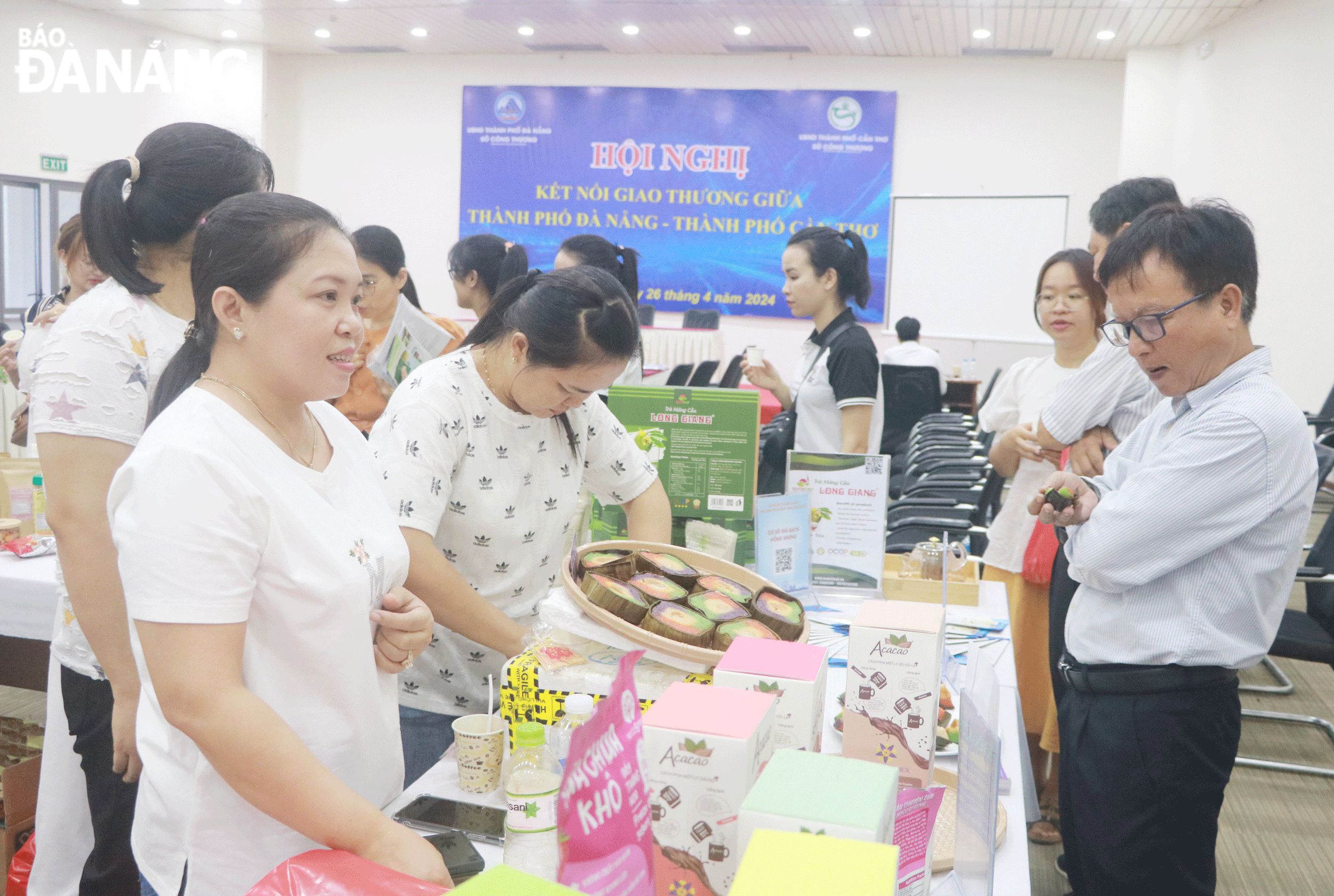 Da Nang and Can Tho businesses participate in a trade connection fair in the central coastal city to expand the goods consumption market. Photo: VAN HOANG