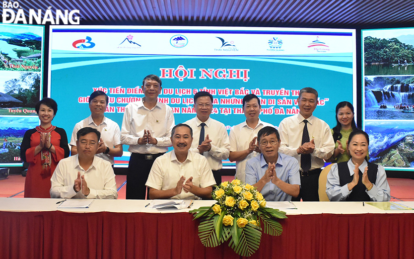 Representatives of the Da Nang Tourism Association and Viet Bac provinces signed Memoranda of Understanding. Photo: THU HA