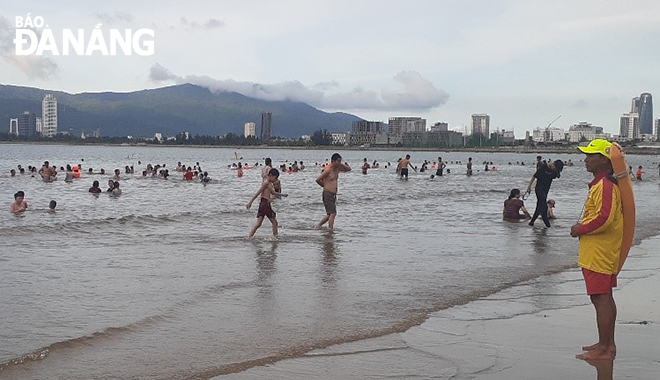 Nguyen Van Xuan and his colleagues are always vigilant, ensuring the safety of residents and tourists at Xuan Ha Beach.