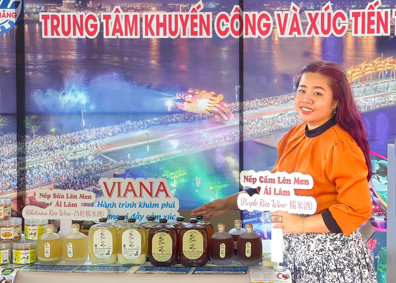 Chị Nguyễn Ngọc Kim Anh (xã Hòa Tiến, huyện Hòa Vang) dành trọn tâm huyết cho rượu nếp gạo với hy vọng giữ gìn hương vị truyền thống dân tộc. Ảnh: NVCC	