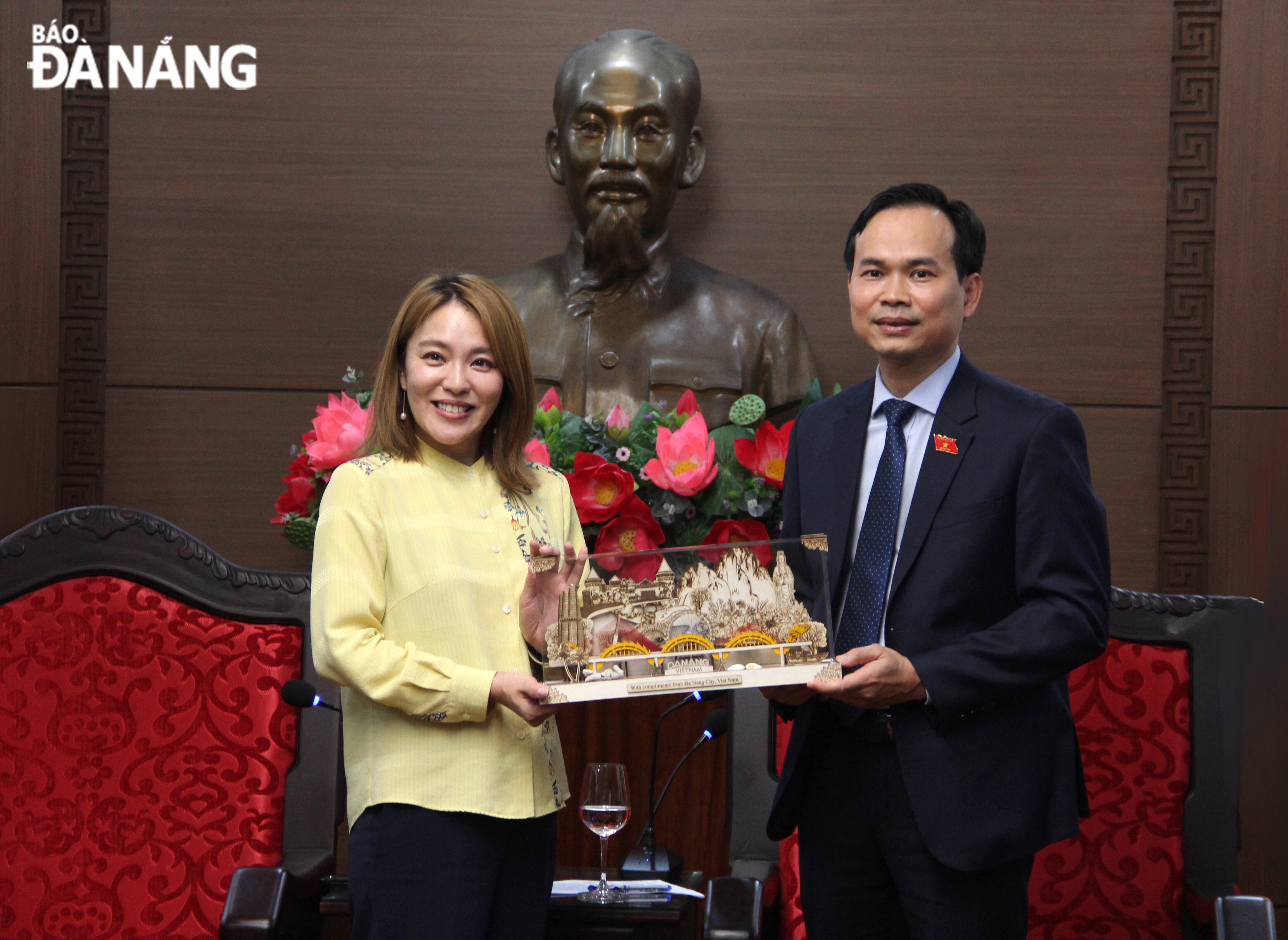 Deputy Head of the National Assembly deputies' delegation of Da Nang Nguyen Duy Minh (right) presenting a souvenir gift to Japanese Senator Eriko Imai 