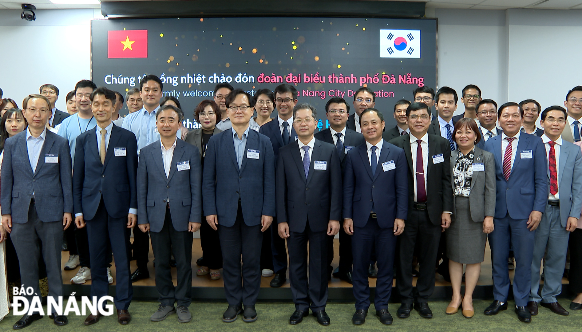 Leaders of Da Nang and Pangyo Techno Valley posing for a group photo