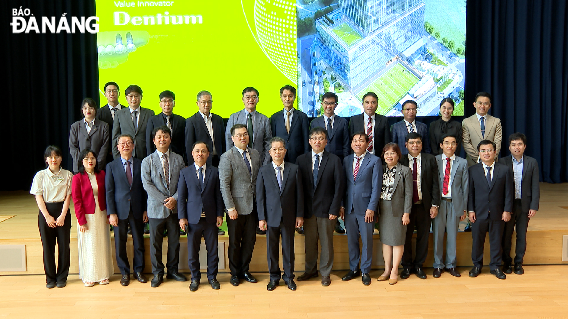 The high-level delegation of Da Nang and the Dentium company representatives posing for a group photo