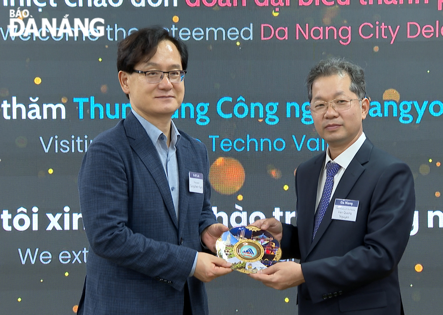 Da Nang Party Committee Secretary Nguyen Van Quang (right) presenting a souvenir to leaders of Pangyo Techno Valley. Photo: HOAN VU