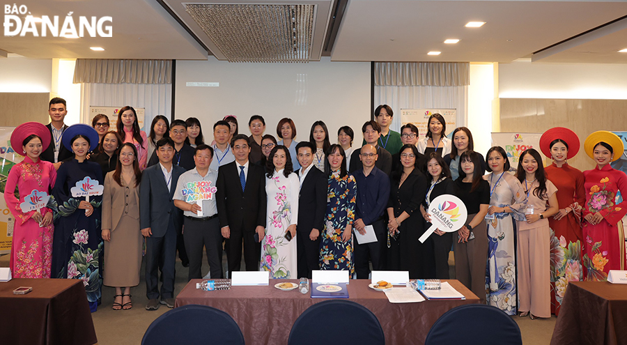 Vice Chairman of the Da Nang People's Committee Tran Chi Cuong (6th, left, top) taking a photo with partners in RoK. Photo: Working group.