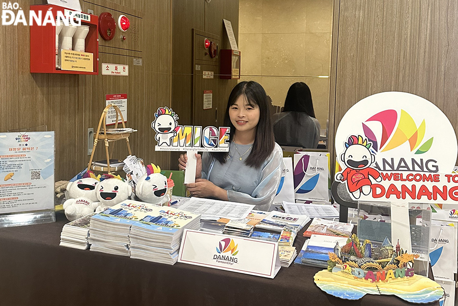 A booth to display and introduce Da Nang's tourism products in RoK. Photo: Working group