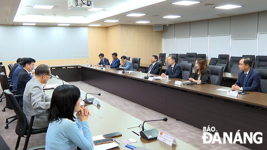 The Da Nang delegation, led by Party Committee Secretary Nguyen Van Quang, are seen working with the Authority of the Incheon Free Economic Zone. Photo: HOAN VU