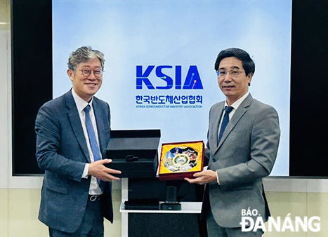 Vice Chairman of the Da Nang People's Committee Tran Chi Cuong (right) presenting a souvenir to a representative of the Korean Semiconductor Industry Association (KSIA). Photo: HOAN VU