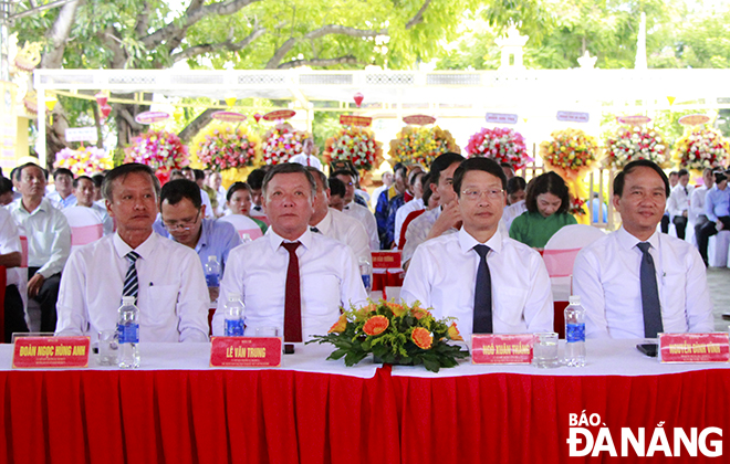 Phó Bí thư Thường trực Thành ủy Nguyễn Đình Vĩnh (ngoài cùng, bên phải) và lãnh đạo thành phố dự lễ kỷ niệm. Ảnh: X.D