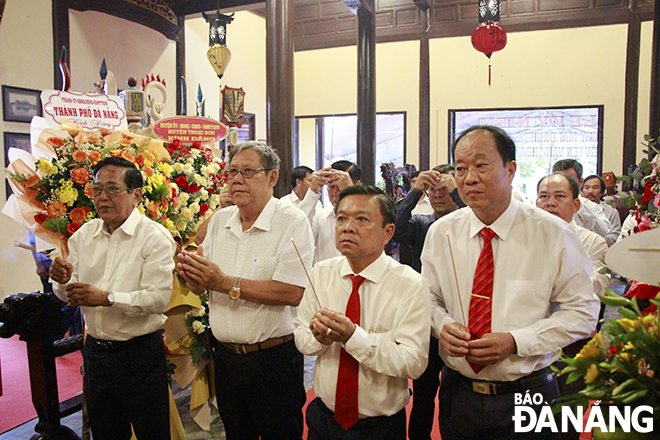 Đoàn đại biểu huyện Thoại Sơn (tỉnh An Giang) dâng hương tại lễ kỷ niệm. Ảnh: X.D