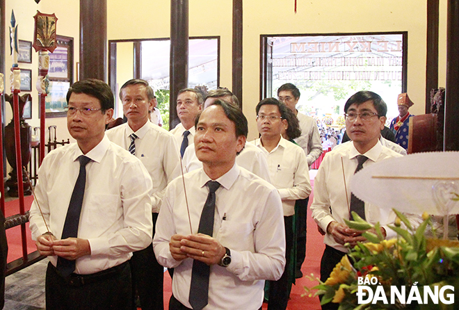 City leaders offer incense to commemorate mandarin Thoai Ngoc Hau. Photo: X.D