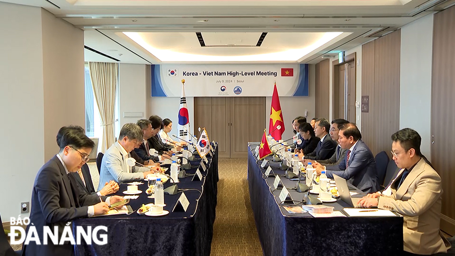 The delegation of Da Nang work with First Vice Minister of Trade, Industry and Energy of RoK. Photo: HOAN VU