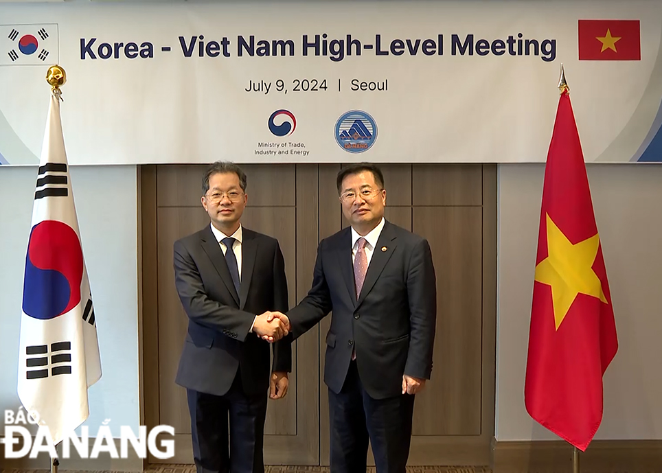 Secretary of the Da Nang Party Committee Nguyen Van Quang (left) and Mr. Kang Kyungsung, First Vice Minister of Trade, Industry and Energy of RoK, taking a souvenir photo. Photo: HOAN VU