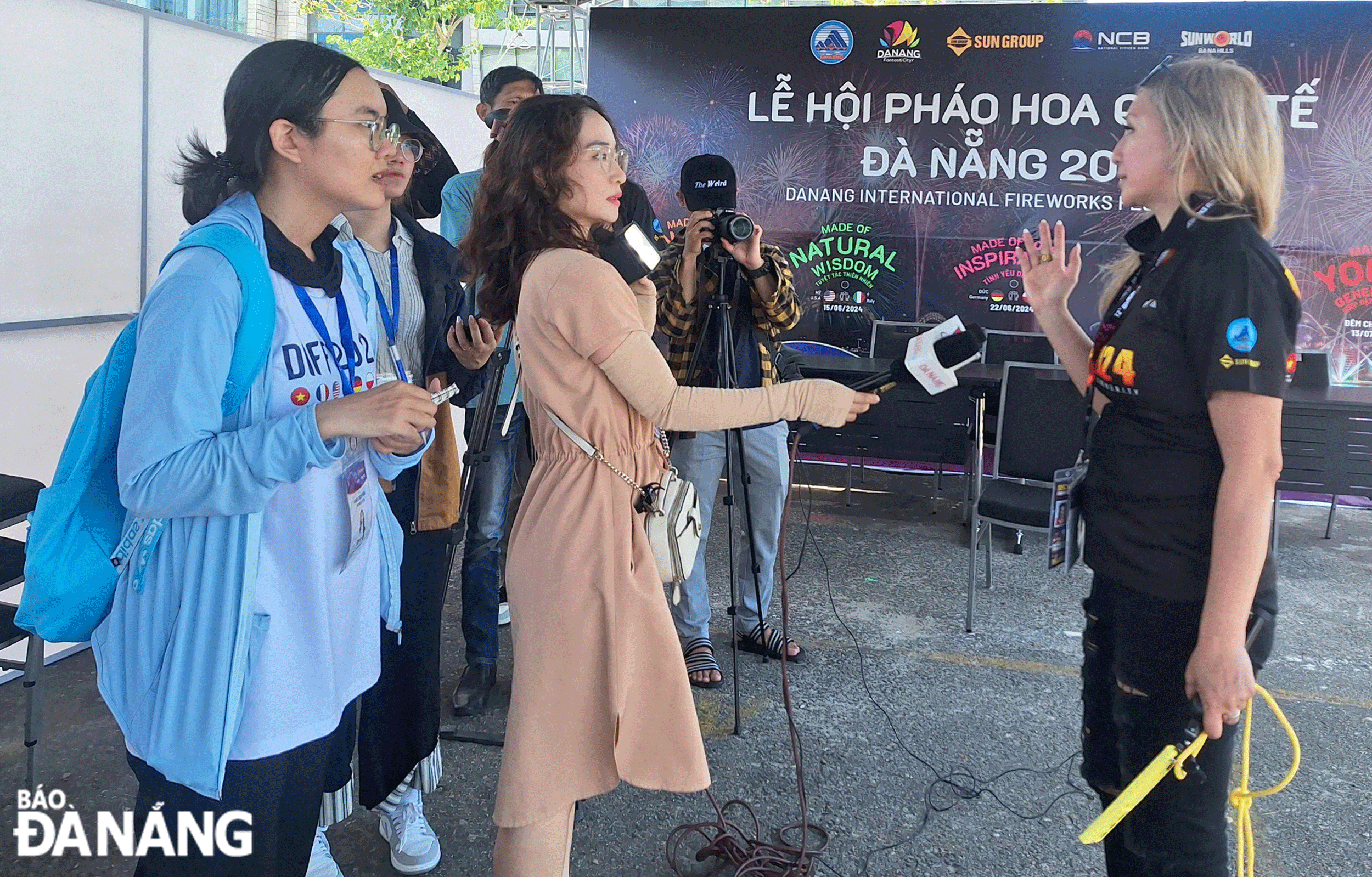 Through DIFF 2024, volunteer interpreters have the opportunity to learn many skills. Bao Thi (left) translated for Ms. Nadia (right). Photo: NHAT HA