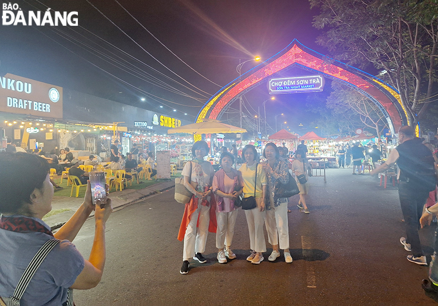 The Son Tra Night Market is very attractive to both domestic and foreign visitors