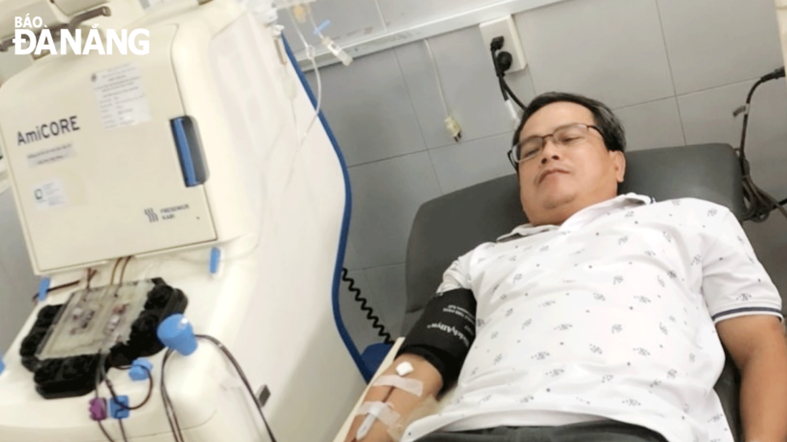 Mr Thai Van Nhon participates in voluntary blood donation. Photo: PV