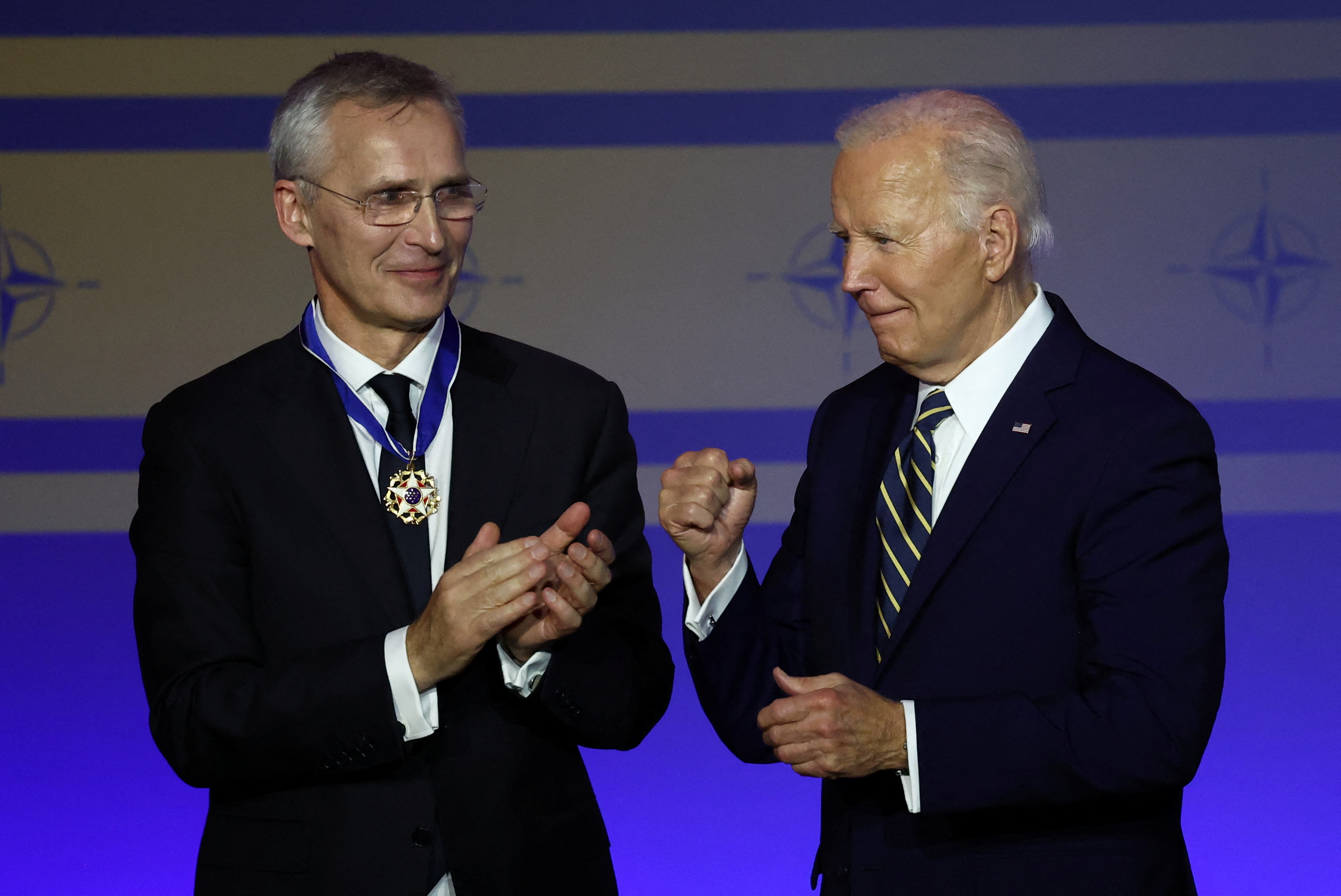 Tổng thống Mỹ Joe Biden (bên phải) trao tặng Tổng Thư ký NATO Jens Stoltenberg Huân chương Tự do của Tổng thống tại lễ kỷ niệm 75 năm thành lập NATO ngày 9-7 tại Washington DC (Mỹ). Ảnh: Reuters