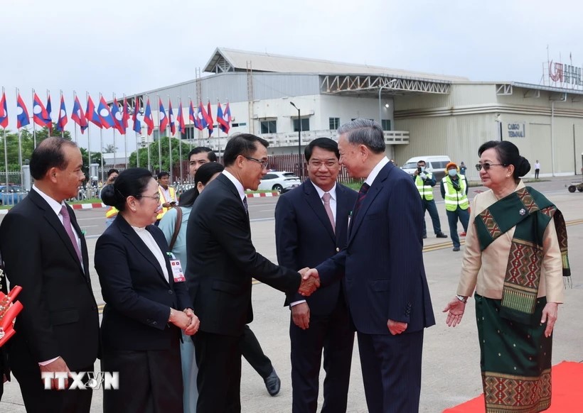 Lễ đón Chủ tịch nước Tô Lâm tại Sân bay quốc tế Wattay. (Ảnh: Nhan Sáng/TTXVN)