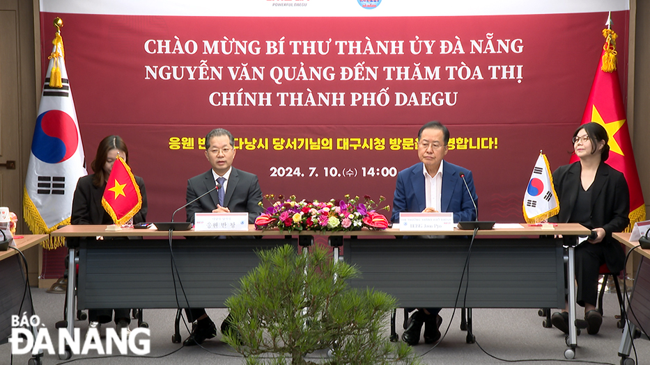 Da Nang Party Committee Secretary Nguyen Van Quang meeting with Daegu Mayor Hong Joon-pyo. Photo: HOAN VU