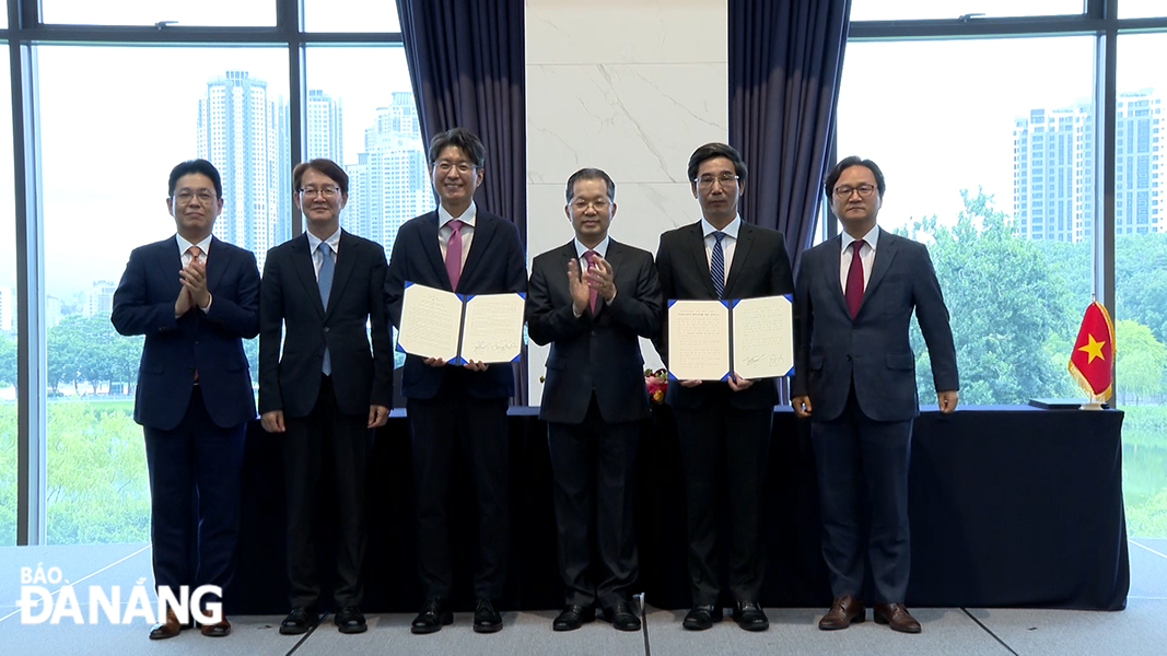 Representatives of Da Nang and Daegu at the signing ceremony. Photo: HOAN VU