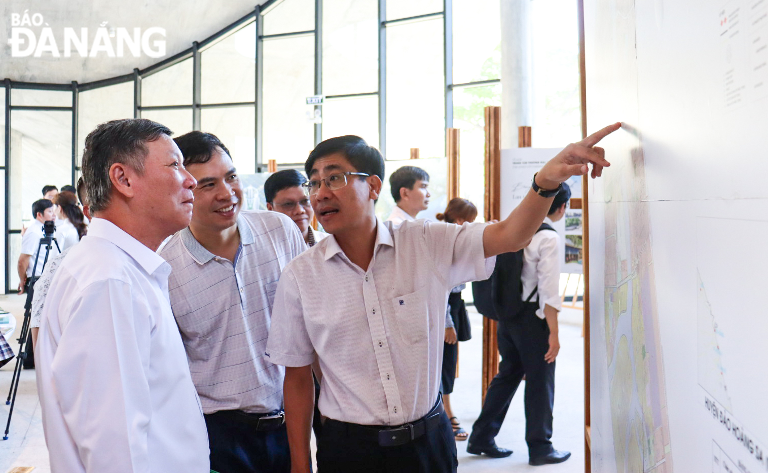 Chairman of the Viet Nam Fatherland Front Committee of Da Nang Le Van Trung (left) and Head of the Party Committee's Mass Mobilisation Commission Tran Thang Loi (right) at the exhibition. Photo: TRAN TRUC