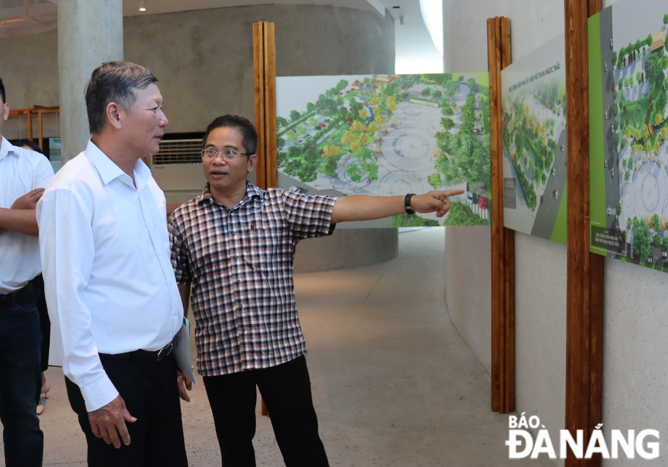 Chairman of the Viet Nam Fatherland Front Committee of Da Nang Le Van Trung (left) and Chairman of Son Tra District People's Committee Hoang Son Tra (right). Photo: TRAN TRUC