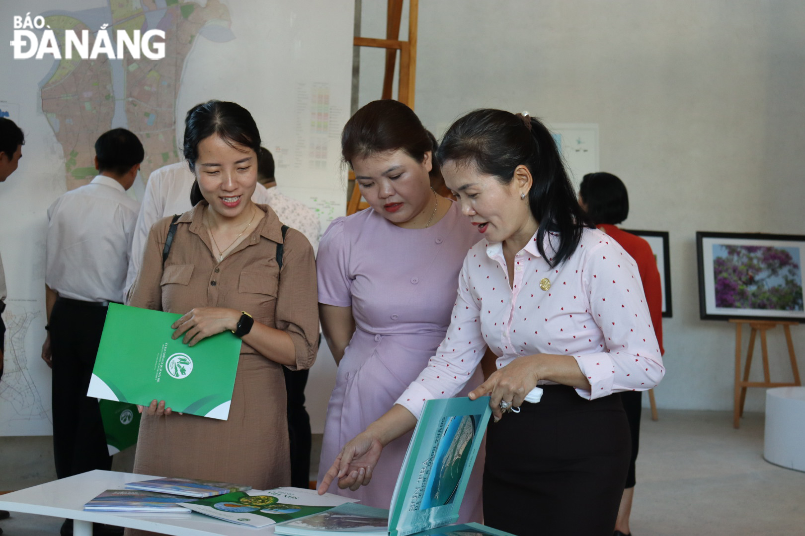 The event serves as a basis for relevant organisations and individuals to learn more information about typical projects in Son Tra District in the near future. Photo: TRAN TRUC