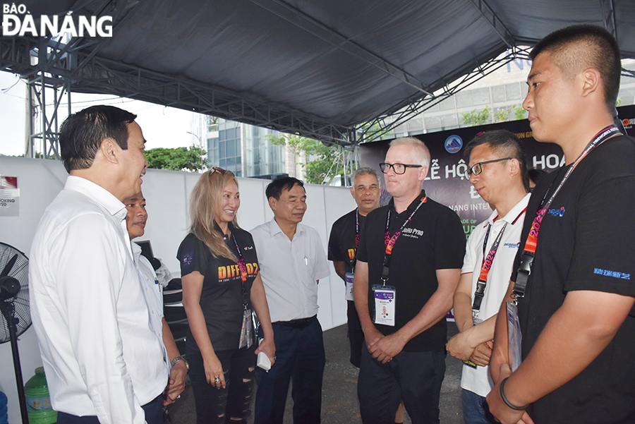 Talking with the Finnish team, Chairman of the Da Nang People's Committee Le Trung Chinh (left) hoped the two teams will produce beautiful, attractive fireworks performances on the finale night. Photo: THU HA