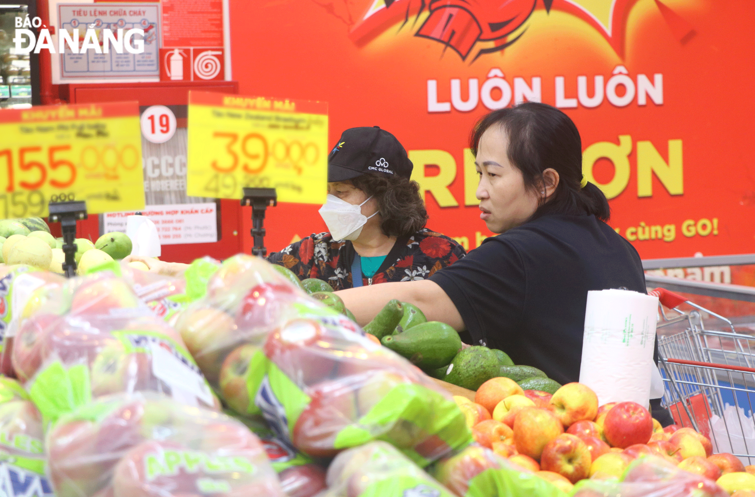 People shopping for goods at the GO Supermarket! Da Nang. Photo: V.HOANG