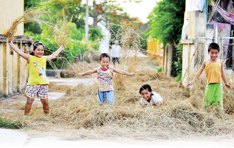 Vui chơi ngày nay rất khác ngày xưa, thời gian dành cho đọc sách, gần gũi thiên nhiên dường như ít đi, ngay cả việc chuyện trò sẻ chia trong gia đình cũng khác. Ảnh: S.T