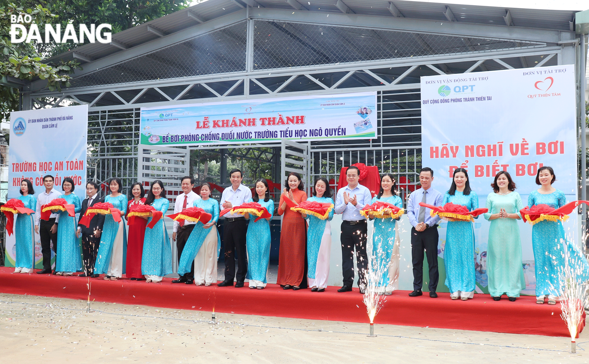 Lãnh đạo thành phố cắt băng khánh thành bể bơi phòng chống đuối nước tại Trường Tiểu học Ngô Quyền (quận Cẩm Lệ). Ảnh: X.S