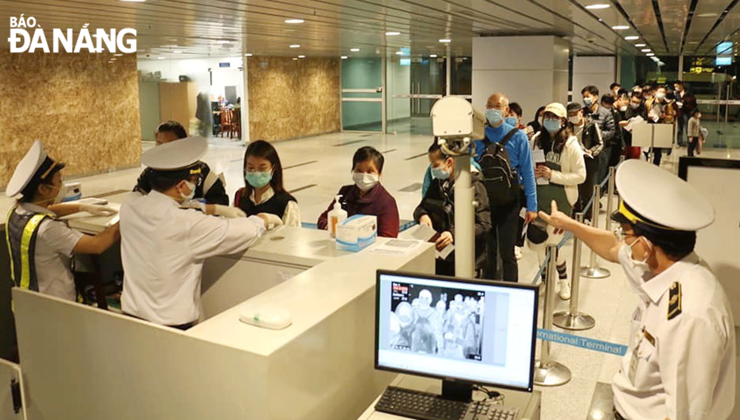 Medical quarantine for tourists entering the city at the Da Nang International Airport. Photo: Phan Chung