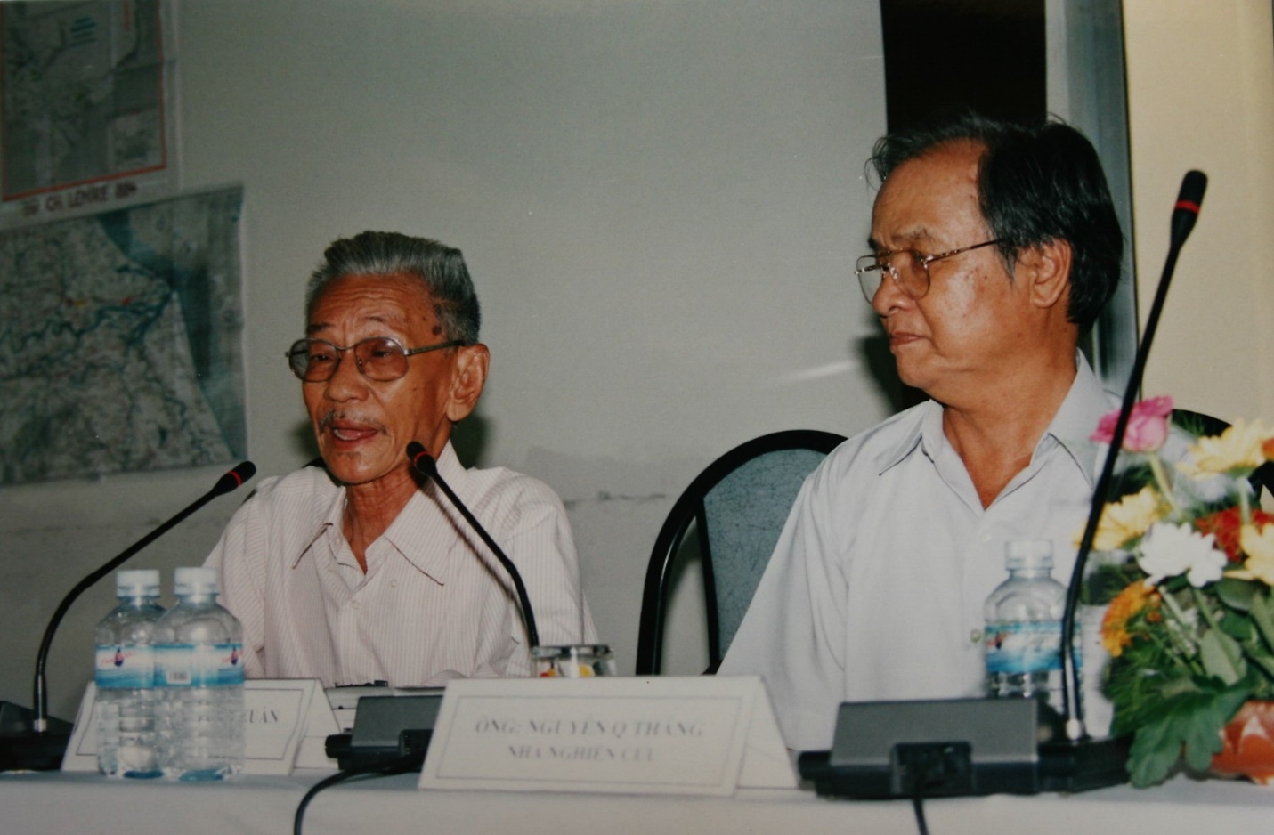 Nhà văn Sơn Nam (trái), người thường được gọi vui là “Ông già Ba Tri thời nay”, tại Hội thảo khoa học Vai trò lịch sử của Dinh trấn Quảng Nam tổ chức tại Tam Kỳ cuối tháng 8-2002. Ảnh: V.T.L