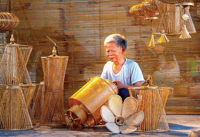 Trải qua bao thăng trầm, tưởng chừng làng nghề không còn trụ vững trước xu thế cạnh tranh của nhiều mặt hàng hiện đại khác nhưng các bậc cao niên trong làng luôn có tinh thần gìn giữ nghề.