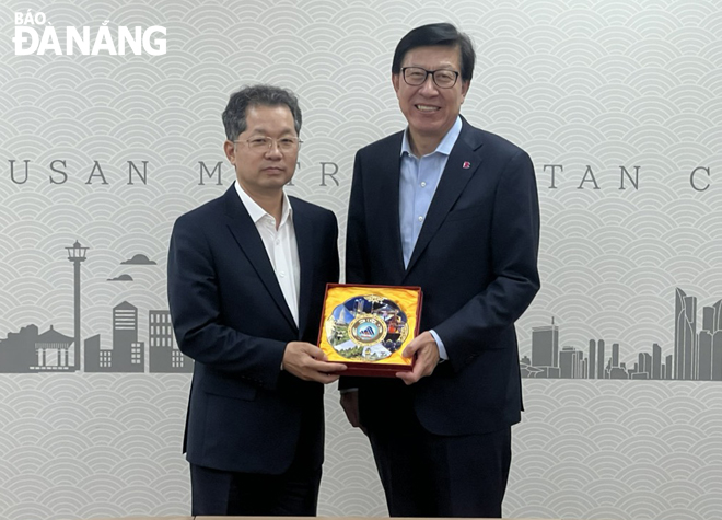 Da Nang Party Committee Secretary Nguyen Van Quang (left) giving a gift to Mayor of Busan City Park Heong Joon. Photo: HOAN VU