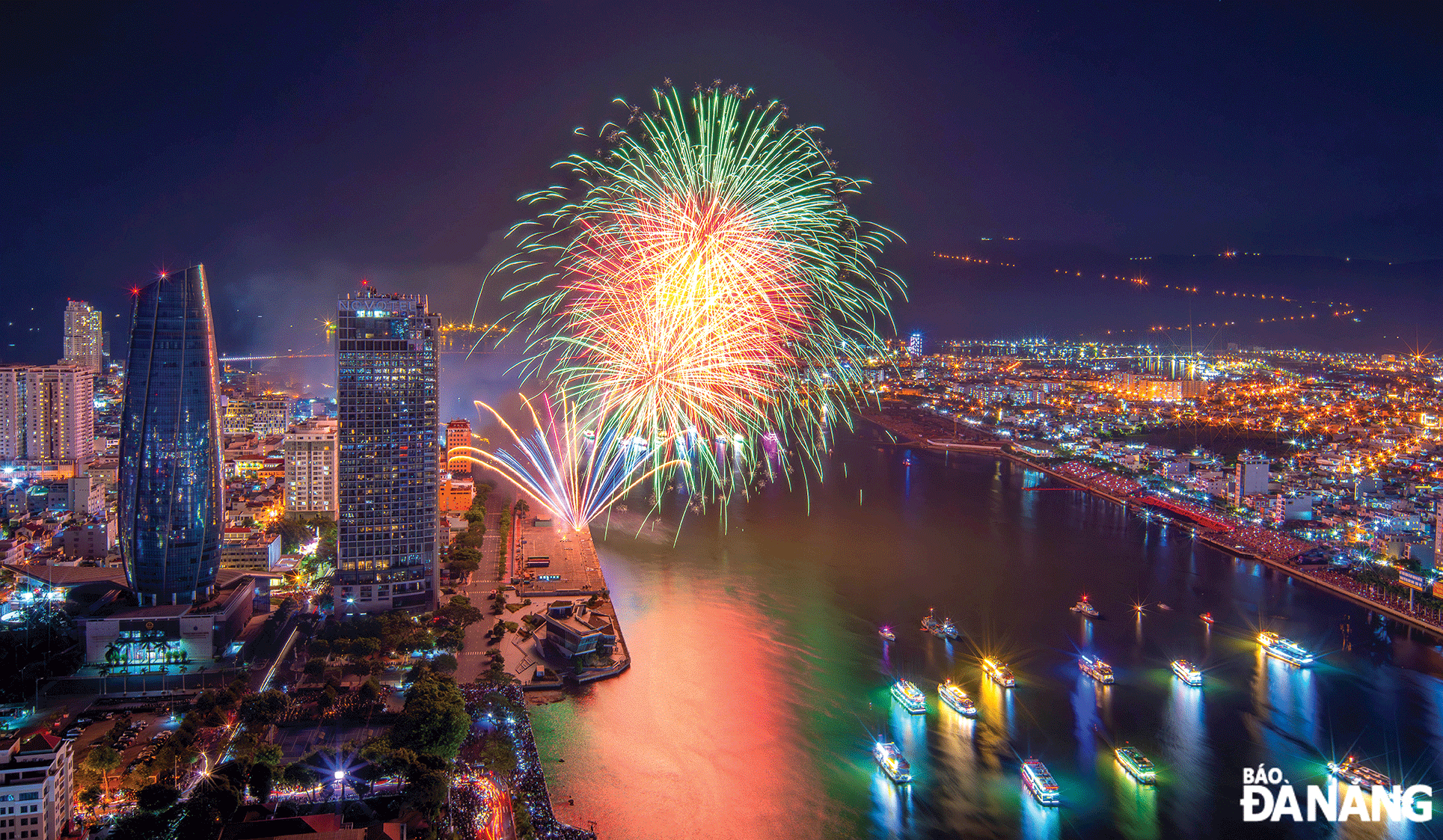 The fireworks displays on the fourth competition night of DIFF 2024 painted magical pictures of light in the sky of Da Nang. Photo: HUYNH VAN TRUYEN